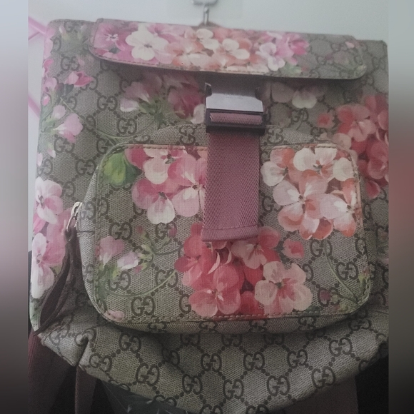 GucciSmall GG Supreme Blooms Single Buckle Backpack - Picture 8 of 11
